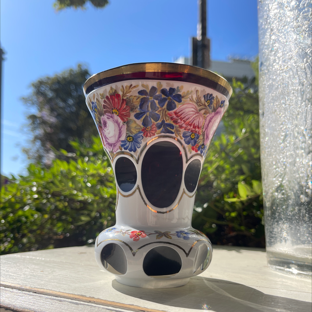 Antike böhmische Glasvase Overlay  Rubinglas weißes Überfangglas Vase