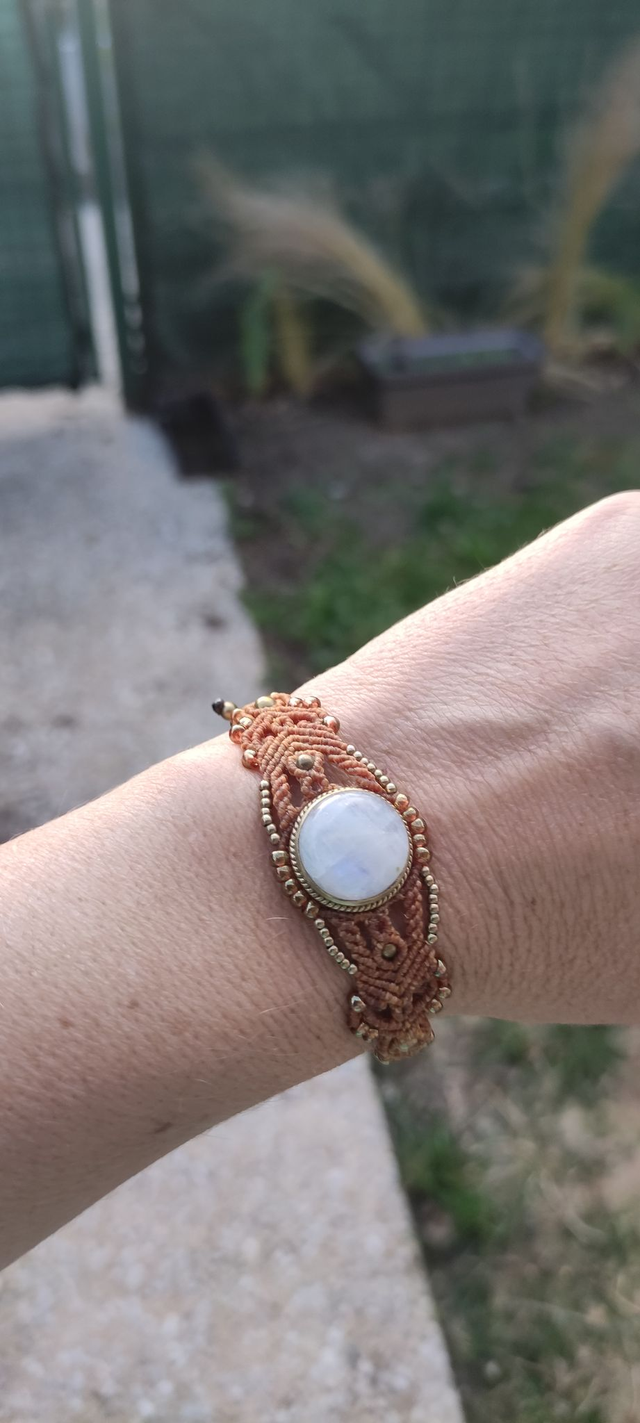 Bracelet couleur caramel avec pierre de lune