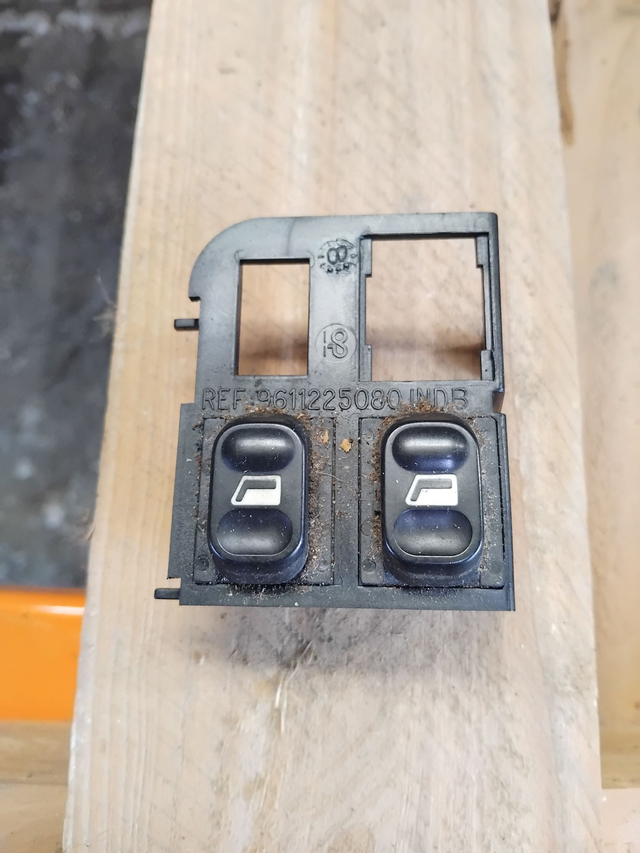 Bouton lève-vitres avant 