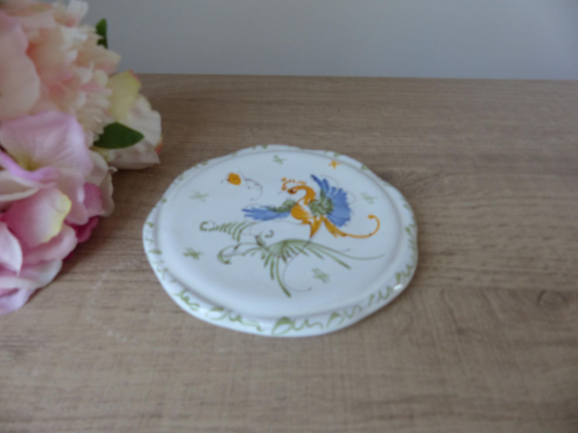 Dessous de Plat en Faïence de Moustiers Signé J.Mathieu – Motif Héron Peint à la Main, Élégance Artisanale Française Vintage