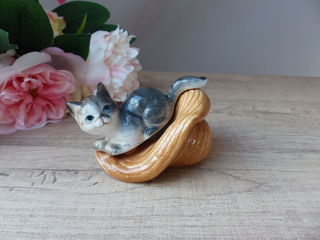 Figurine chat joueur en céramique brillante vintage – Chat gris et blanc aux yeux bleus sur chapeau – Déco rétro chambre, dressing, bureau,