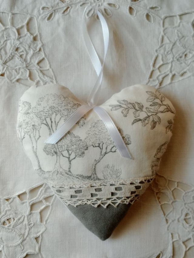 coussin de porte coeur à suspendre toile de Jouy linge ancien