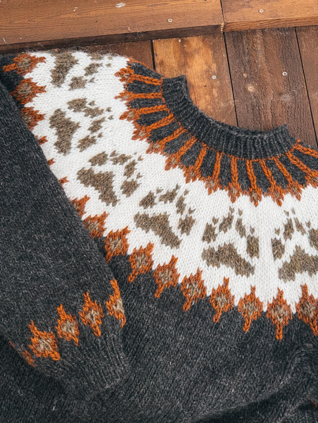 Wilderness Sweater Kit - Col 06 (Black Heather Álafosslopi) - Wool &amp; Pattern - Linka Neumann