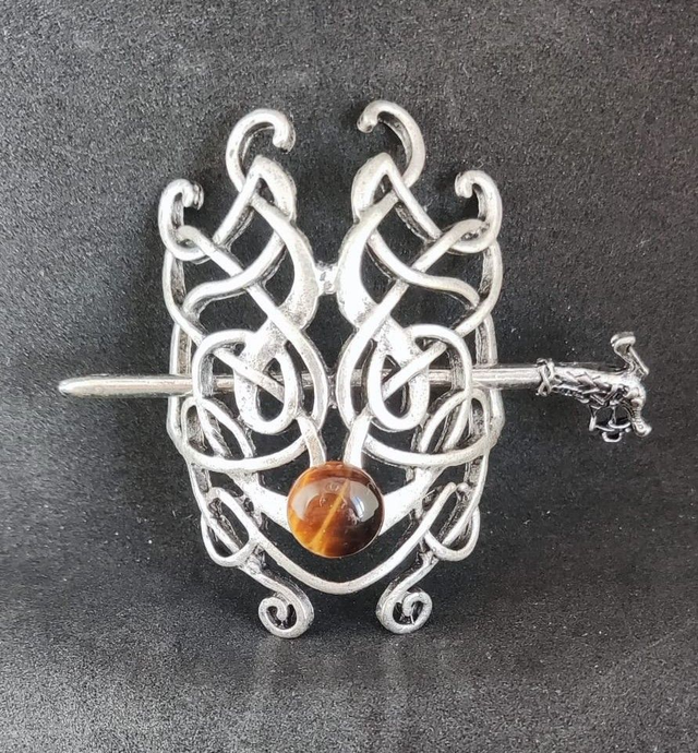 Broche artisanale en fil métallique argenté avec cabochon en oeil de tigre