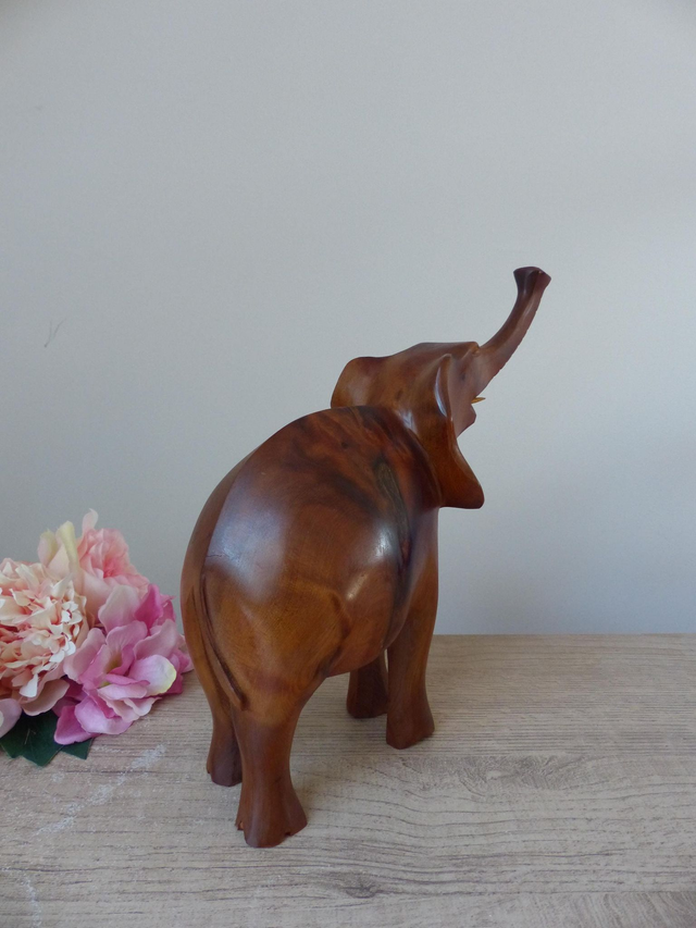 Sculpture artisanale d’éléphant en bois massif – Élégante décoration boho, pièce unique sculptée à la main, symbole de force et de chance