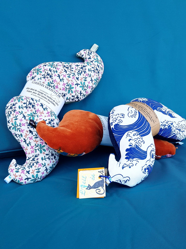 Coussin "MOUSTACHE" à poser ou à porter | ‍L'ALLIÉ IDÉAL DE VOYAGE ! 🚌