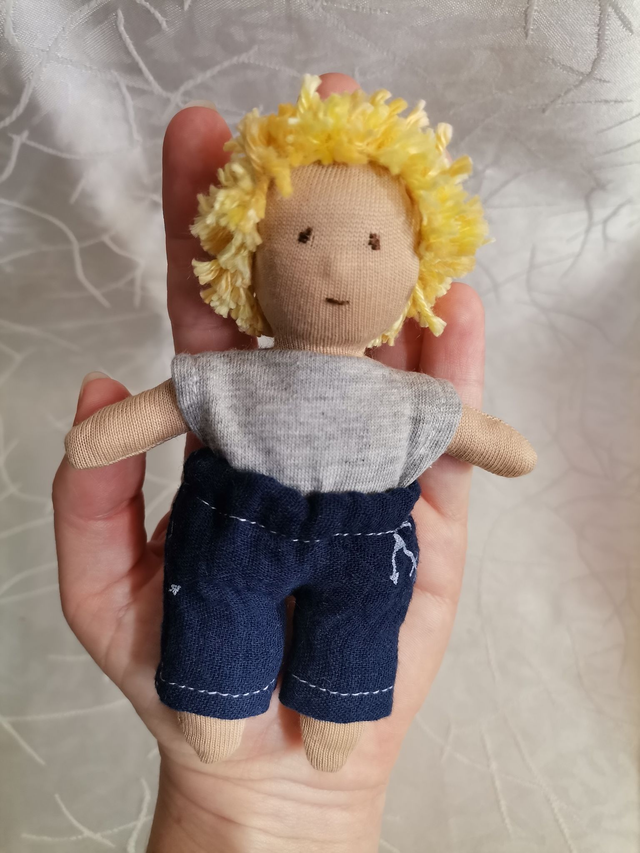 Szőke hajú fiú mini baba (12 cm)