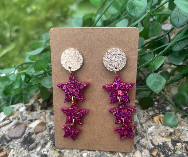 Boucles d’oreilles résine étoile doré et rose à pailettes 