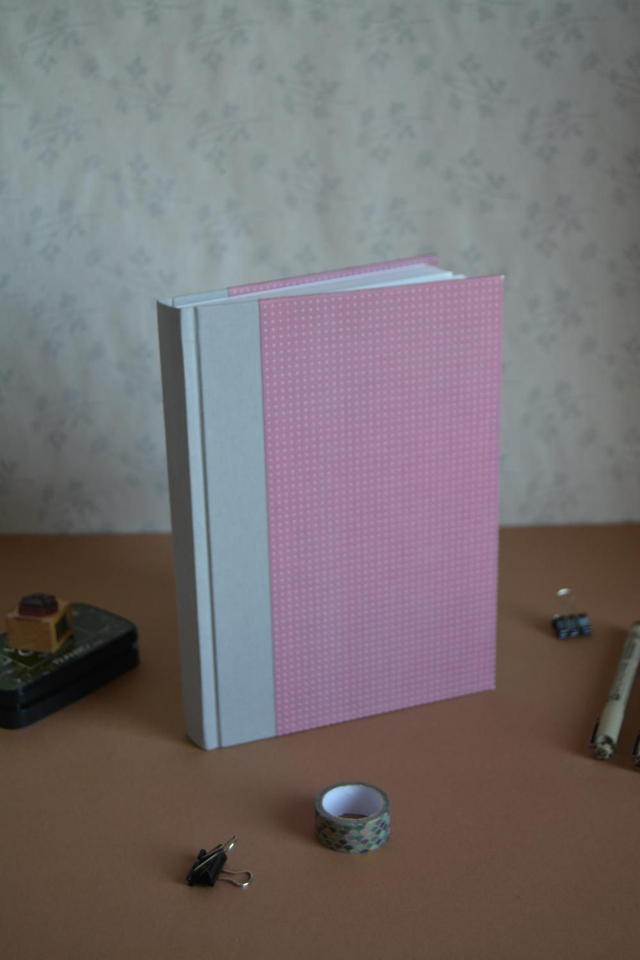 Carnet de croquis gris à pois roses