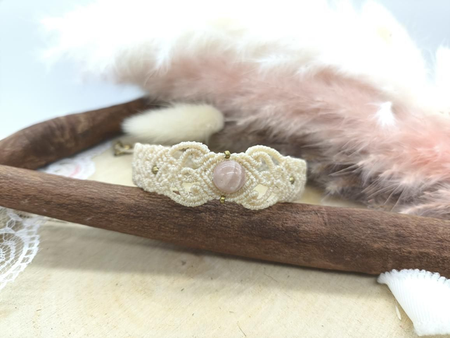Bracelet beige tissage travaillé perle pierre de lune adulaire et perles laiton