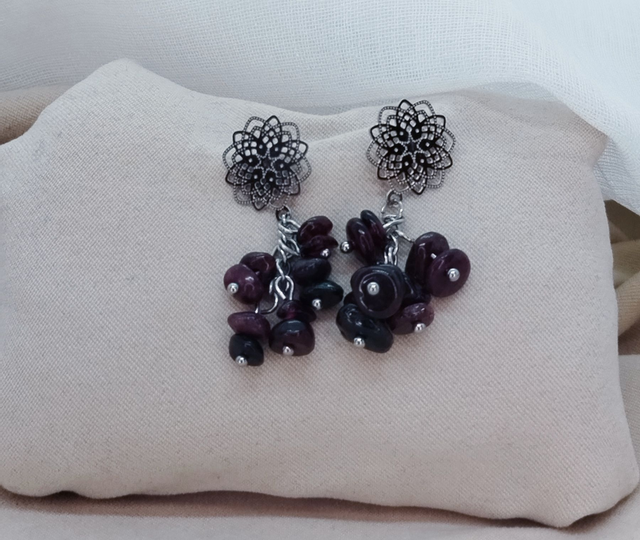 Clous d&#039;oreilles &quot;fleurs&quot; en acier inoxydable et pierres naturelles (grenat)