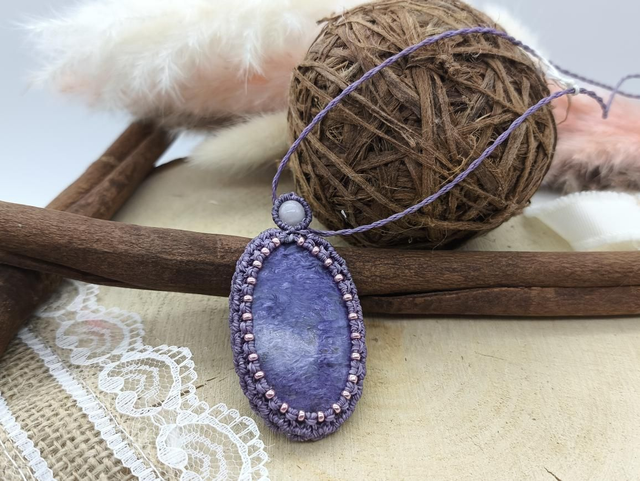 Pendentif en charoïte de Russie avec tissage perles miyuki. Perles de quart rose 