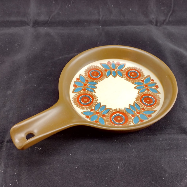 Norge Figgio Flameware | Rond pannetje met vaste steel in &#039;Astrid&#039; decor (lengte 20,0 | diameter 13,5 | hoogte 2,0 cm) lavaglazuur | Vintage