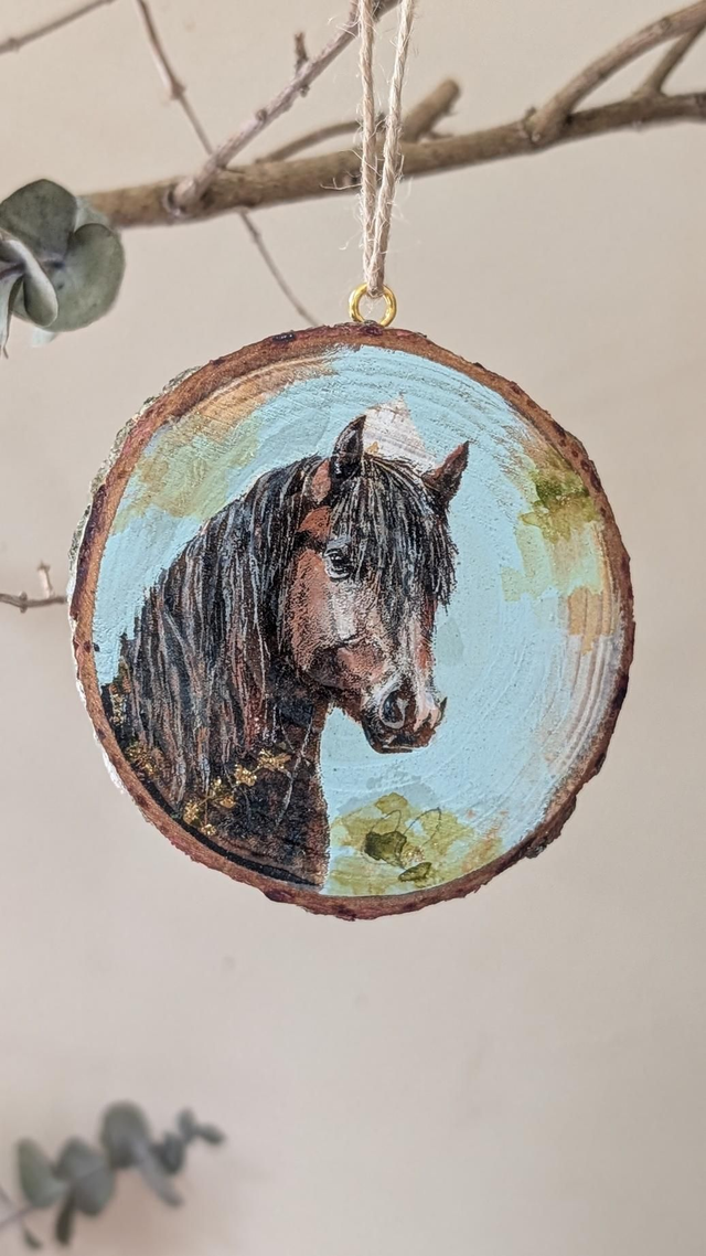 Horse under blue skies - Log slice