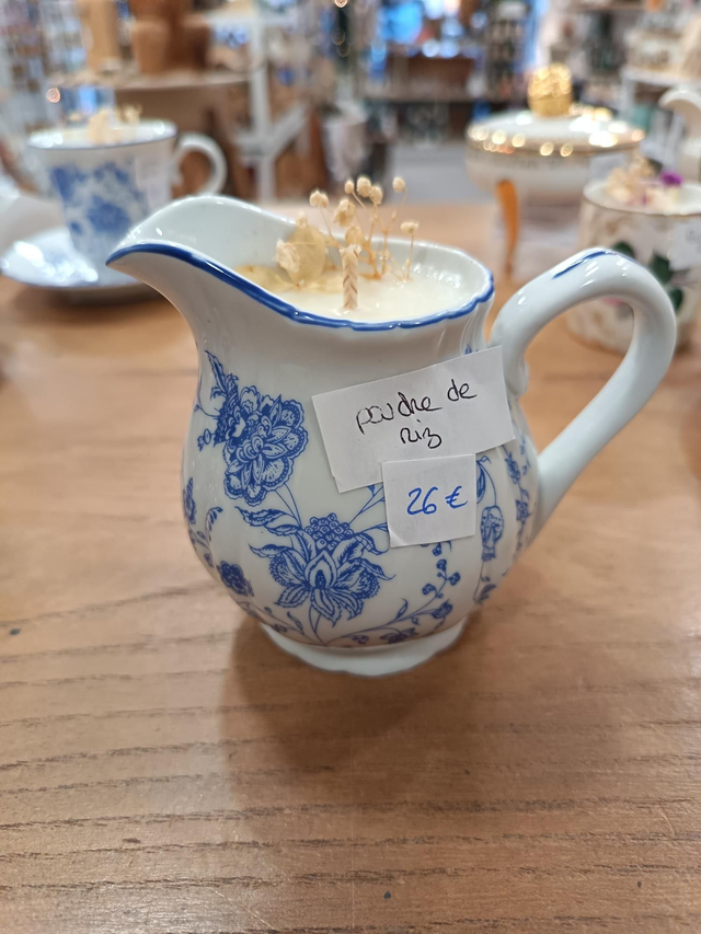 Pot à lait fleuri bleu "poudre de riz" 