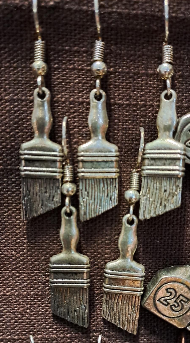 Maalisuti korvakorut