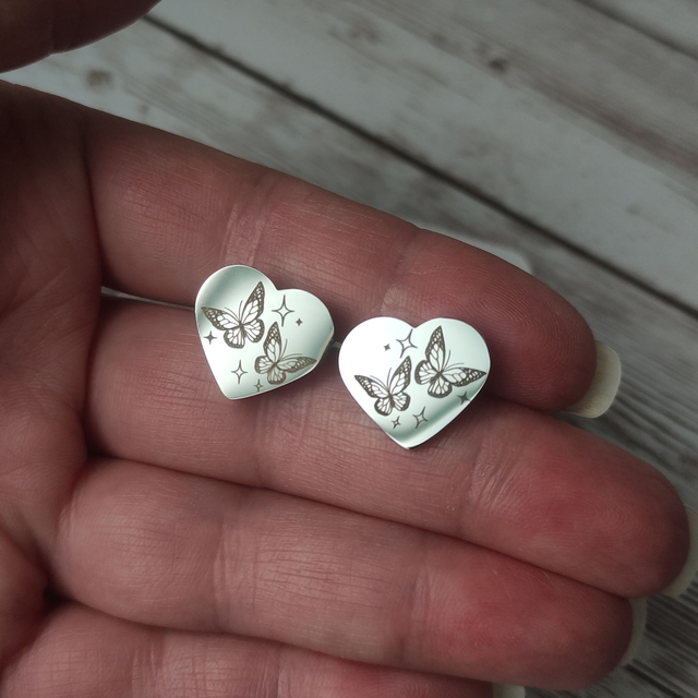Puces d&#039;oreilles Cœur &quot;Papillons&quot; gravés argentés