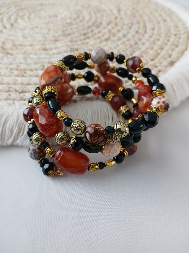 Dames wikkelarmband Vuuragaat & Onyx – met goudkleurige RVS accenten en Lotusbloem bedel (1.255)