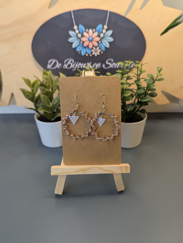 Petites créoles avec perles en verre rose et pendentif blanc. 