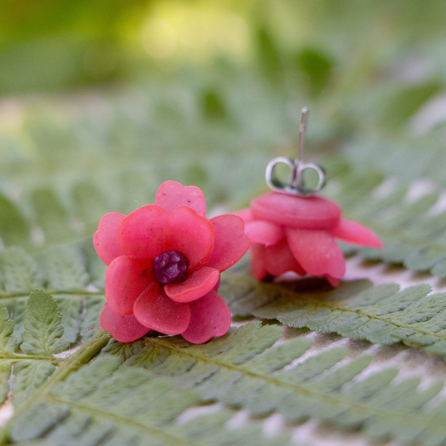 Kirschblüten-Ohrstecker “Sakura” - aus Polymerton mit hypoallergenem Edelstahlstecker, fuchsia