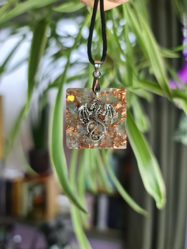 Médaillon carré dragon Labradorite 