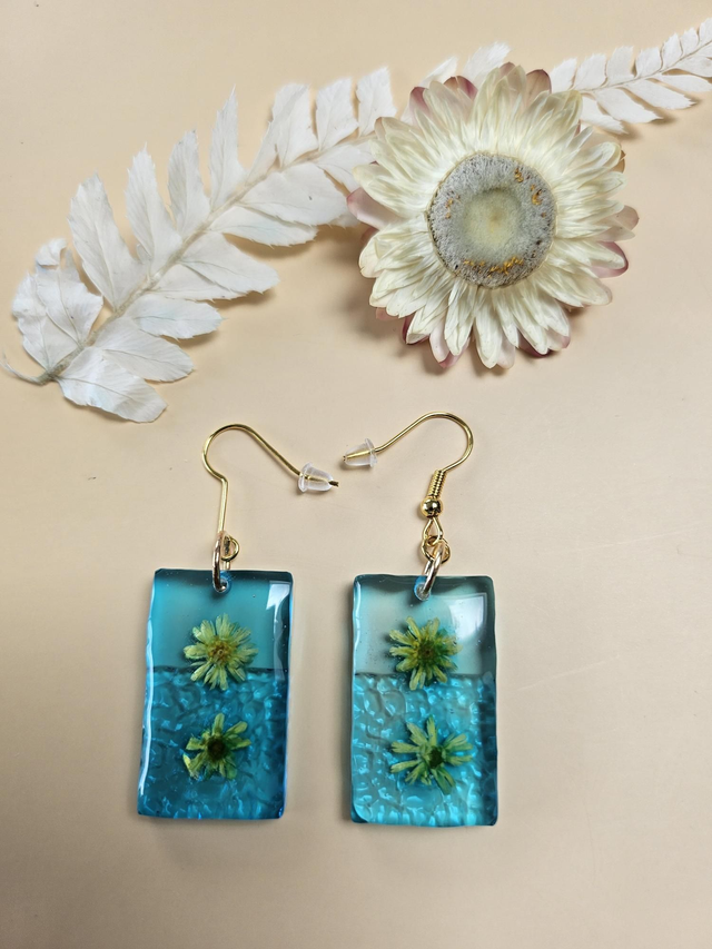 Boucles d&#039;oreilles en résine- Rectangles fleurs sur fond bleu 