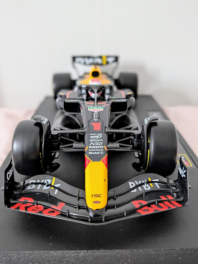 Bburago 1:18  - Red Bull RB19 winner QATAR GP 2023 - MAX VERSTAPPEN - Scale - 1:18