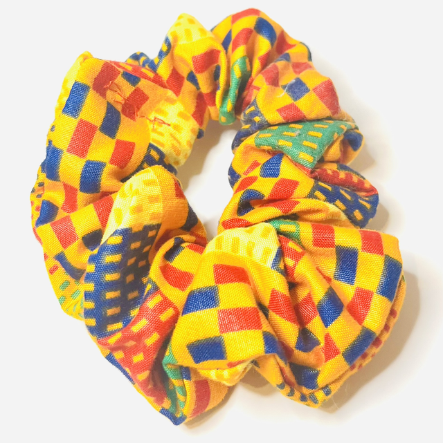 Kente Pride Scrunchie – Handgemaakte Afro-Inspired Haaraccessoire