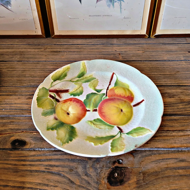 X Assiette pêches en barbotine (majolique), K&G Saint Clément