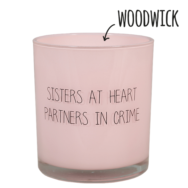 Geurkaars met houten lont (Woodwick) | Sisters at heart, partners in crime