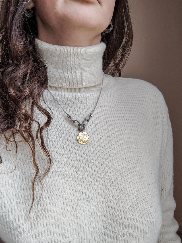 Lumière tranquille — collier micro-macramé 