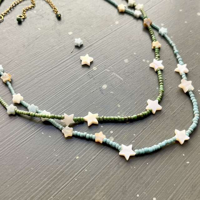Collier de perles de rocailles et petites étoiles en nacre