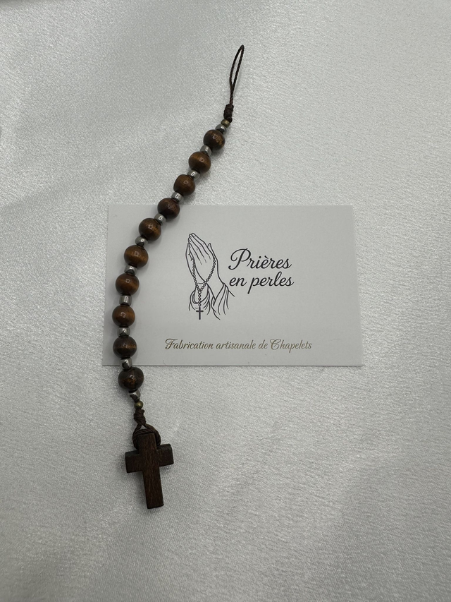 Accessoire de téléphone en bois de teck – Perles naturelles & petite croix en bois