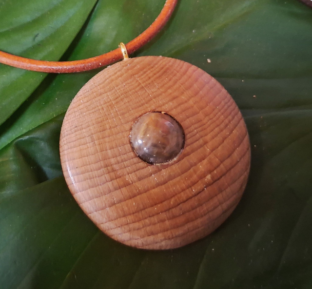 Pendentif en bois et Pierre, Hêtre et Bronzite