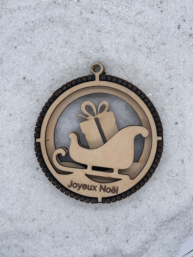 Boule de Noël en bois motif Traîneau avec cadeau.