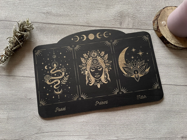 🖤🌙Planche de tirage Oracle &amp; Tarot - Bois peint en noir &amp; gravé -Motif Serpent, Déesse et Lune