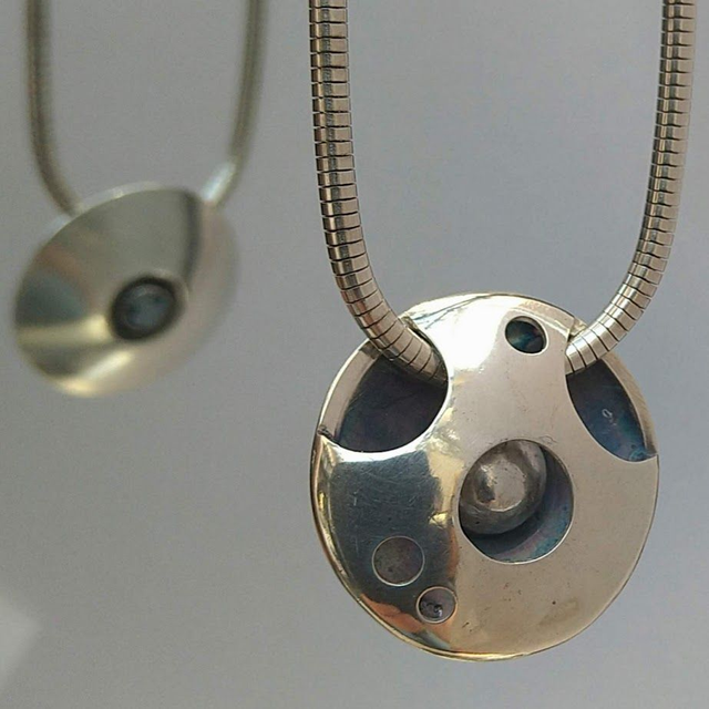 Gaten hanger met zilveren collier 