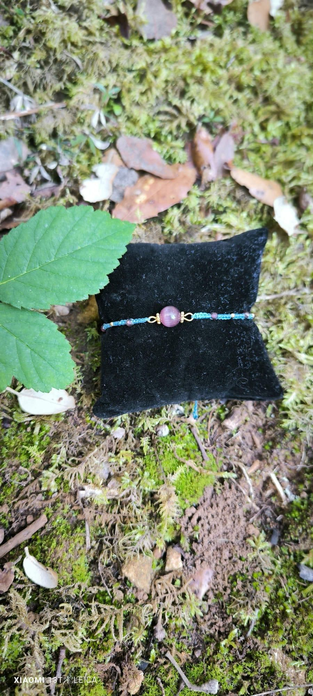 Bracelet avec perle violette 