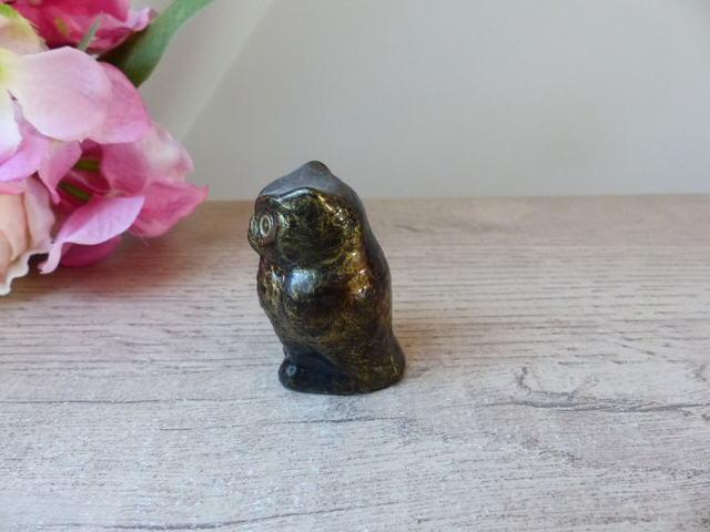 Figurine Miniature Hibou en Céramique Polychrome Mordoré - Objet Vintage Porte-Bonheur - Sculpture Chouette Marron et Doré pour Collection