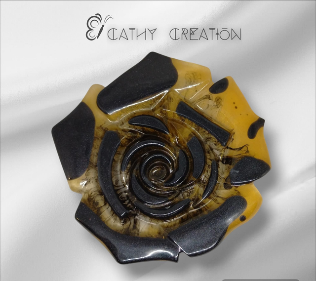 Sous verre ou tasse noire et dorée 