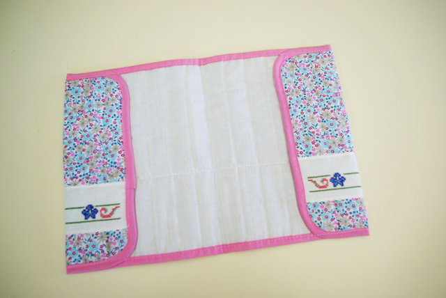 200.15-Protège carnet de naissance brodé à la main