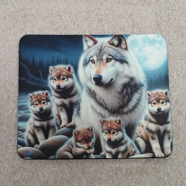 Louve blanche et louveteaux dans le ruisseau