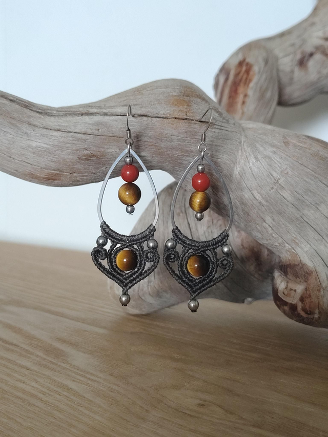 Boucles d'oreilles goutte en macramé et pierres fines