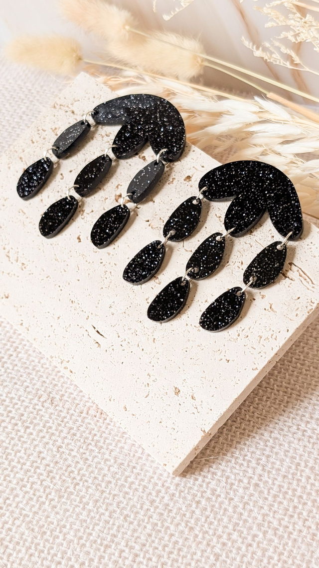 Boucles d&#039;oreilles noires pailletées en plexi