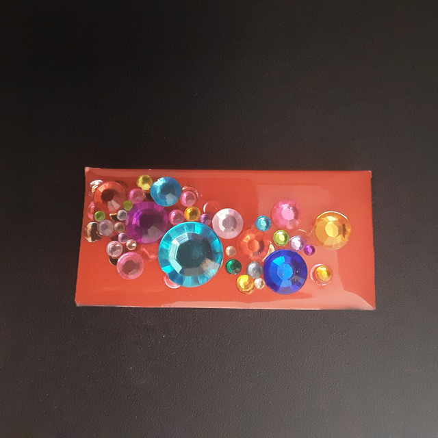 Broche rectangle Mouna paillette fond rouge et décor strass multicolore