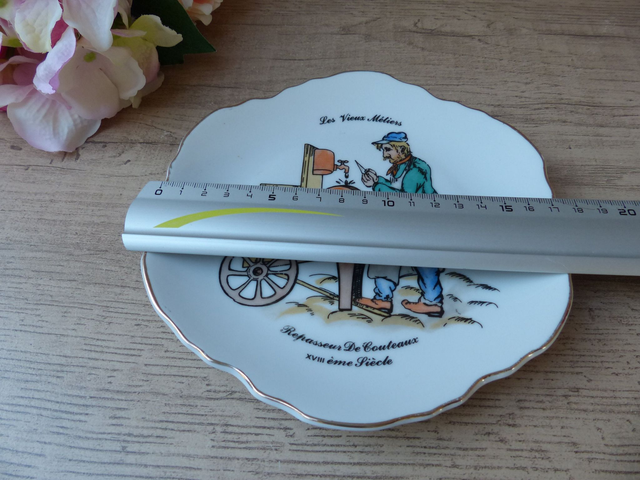 Assiette décorative les vieux métiers Repasseur de couteaux au XVIIIème Siècle, petit métier du Paris d'Autrefois Vintage