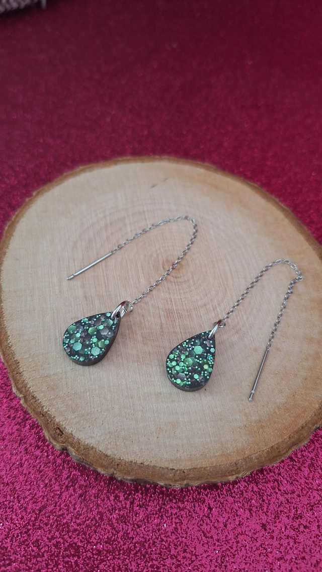 Boucles d'oreilles à enfiler argentées gouttes noires paillettes holographiques blanches 