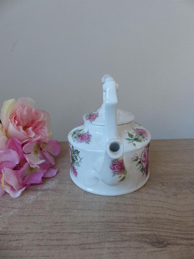 Théière romantique Vintage Arthur Wood – Élégance Made in England – Décor floral de roses rouges– Idée cadeau ou décoration cottage chic