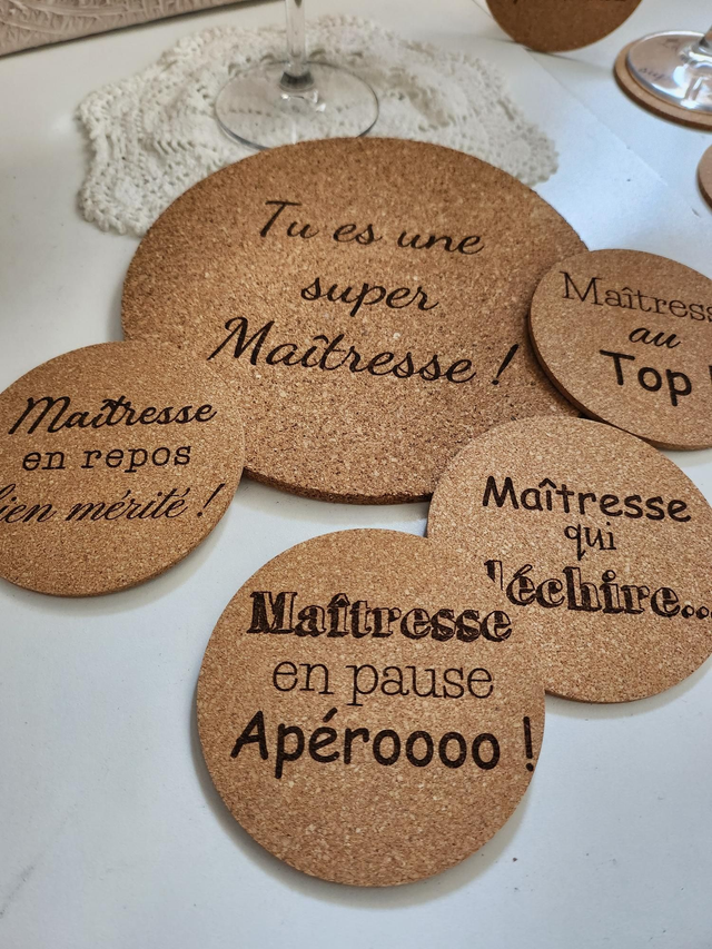 Ensemble sous verre en liège Maître/Maîtresse/Nounou/atsem