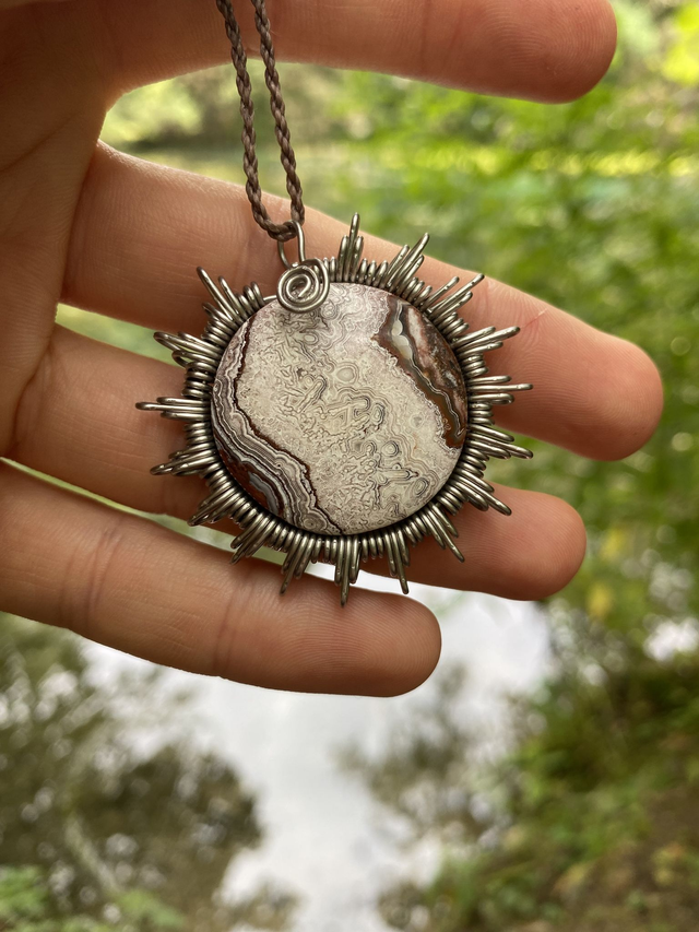 Wire Wrapped  Crazy Lace Agate Sonne mit Makrameeband